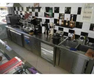 Σύνολο πλάτης αναψυκτηρίου με ανοξείδωτες κατασκευές και μηχανήματα καφέ και ψησίματος 